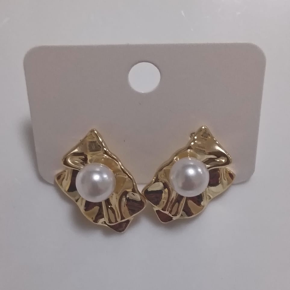 Aretes Cuadrados Geométricos Dorados con Perla