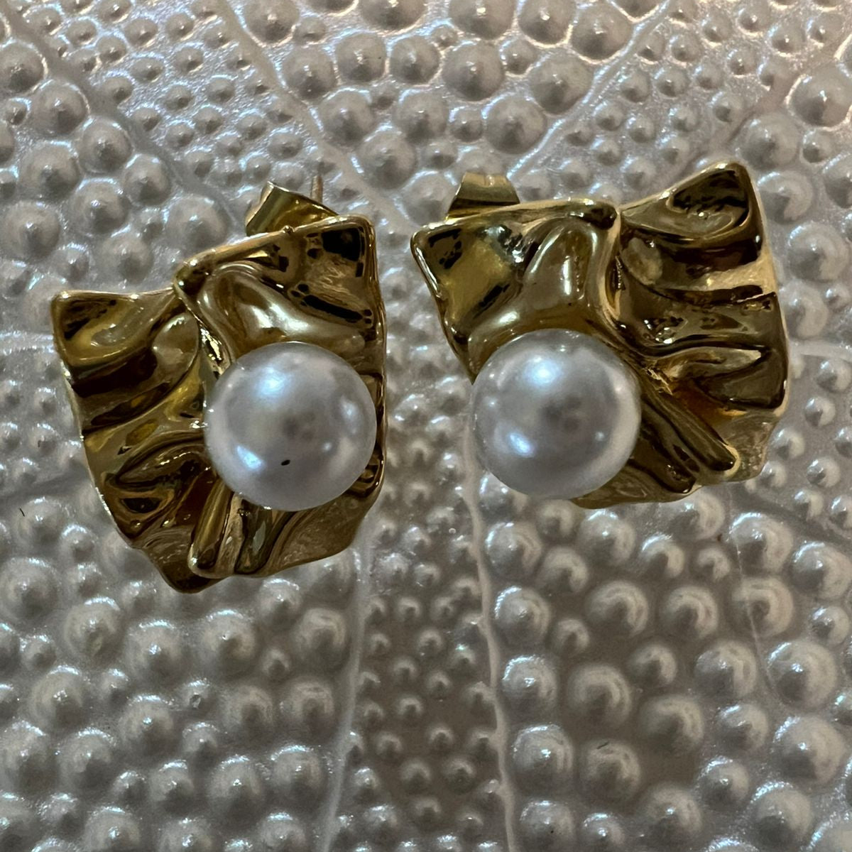 Aretes Cuadrados Geométricos Dorados con Perla